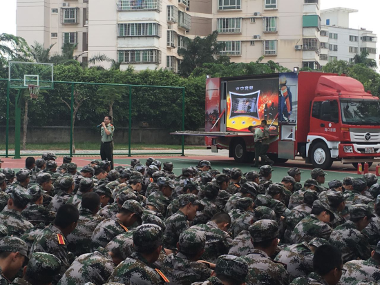 龍華區消防大隊官兵為新生講解消防安全知識.png