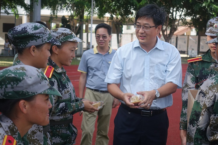 9月13日🌷，王安興為軍訓學生分發月餅（宣傳部 袁媛攝影）.JPG