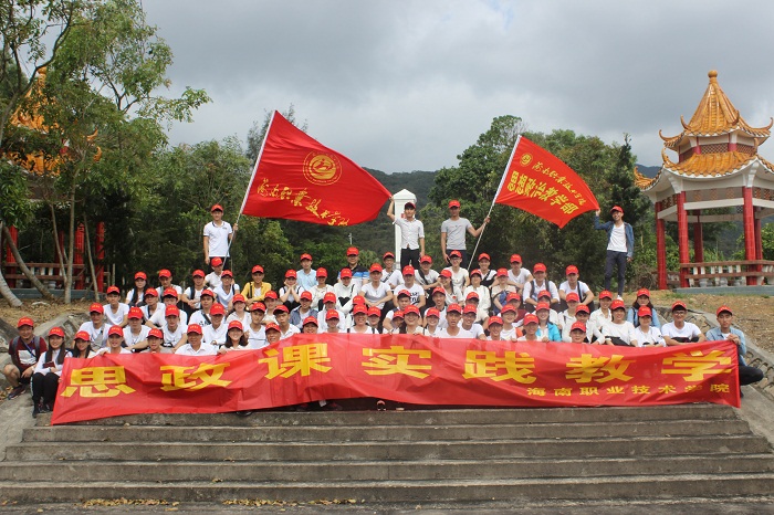 參加實踐教學活動的師生在六連嶺烈士陵園合影留念 （意昂3青年記者團 王小松攝影）.JPG