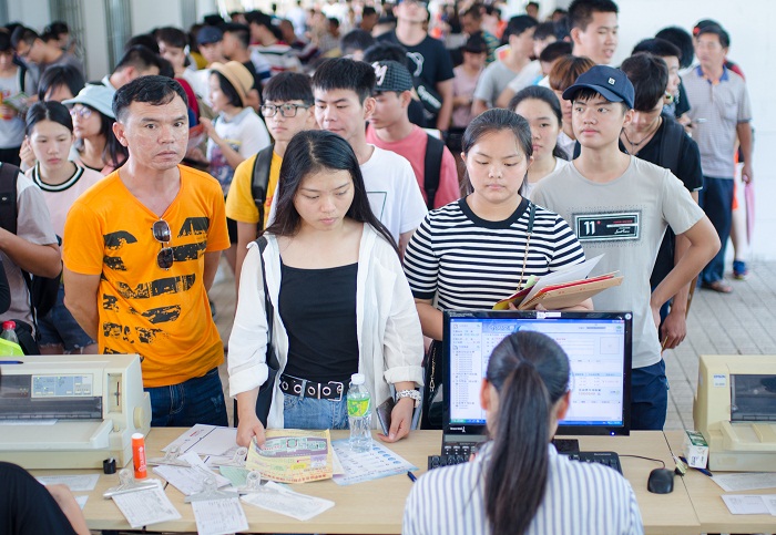 （報到新生有秩序的排隊繳費 圖書館梁平攝影）.jpg