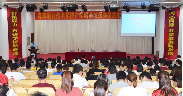 鮑青海與師生分享創業史（黨委宣傳部供圖）.jpg